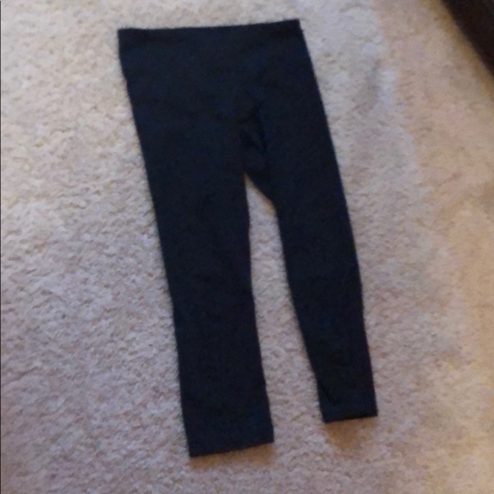 Black under armour capris